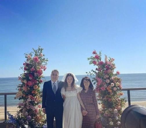 45岁孔晓振谈小10岁老公：每次分开都流泪，婚姻像初恋