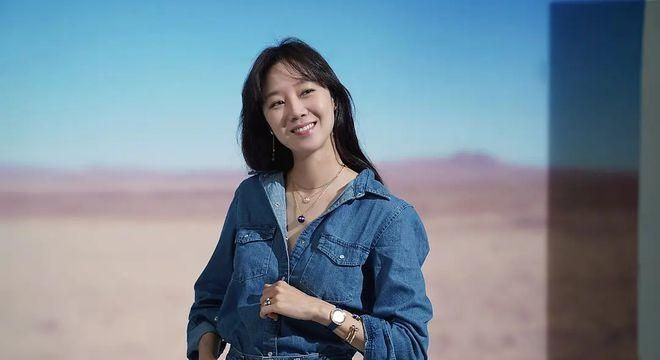 孔晓振谈小10岁丈夫入伍后重逢，45岁坦言羡慕又恐惧生育